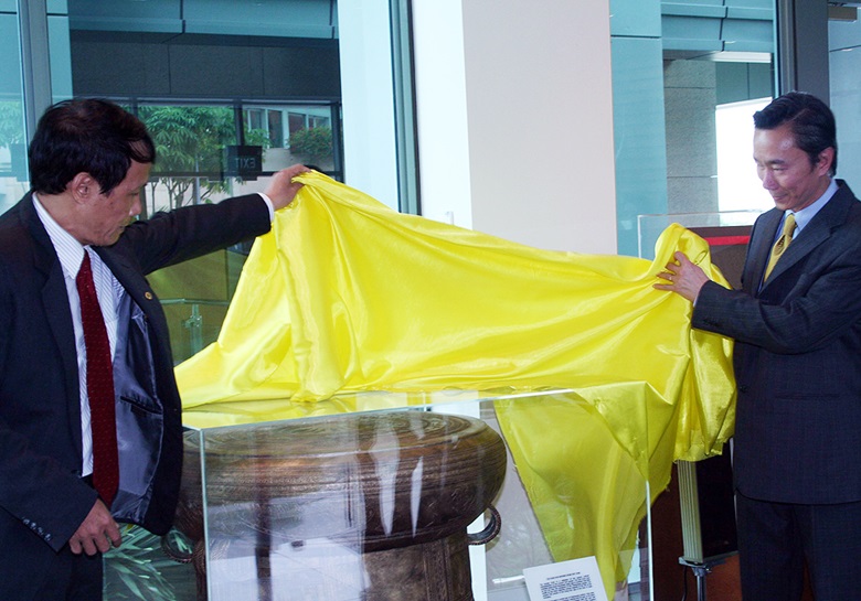 Ambassador Nguyen Thanh Chau (L) Ambassador Pham Sanh Chau (R)