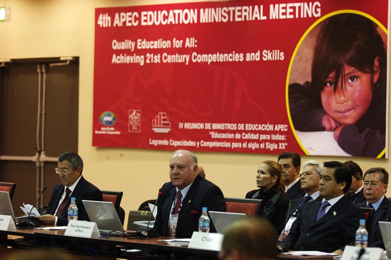 (Left to Right) Ambassador Juan C. Capuñay (APEC Secretariat), Vice-Admiral Luis Giampietri (APEC 2008 High-Level Commission Chairman), Mr. Jose Antonio Chang Escobedo (Peruvian Minister of Education)