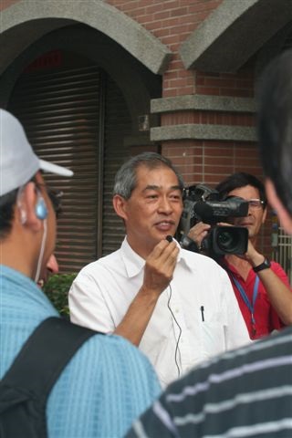 Dr Yu guides participants through the recovered streets of Yungping Village. He is emphatic that, "When you rebuild a community that has been destroyed, it should be better than it was before." 