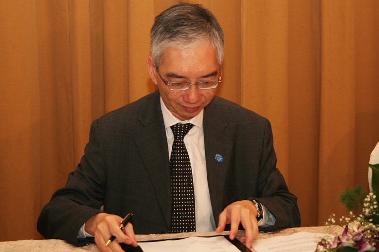 APEC Senior Official, Hong Kong, China, Joseph Lai signs Memorandum of Understanding 