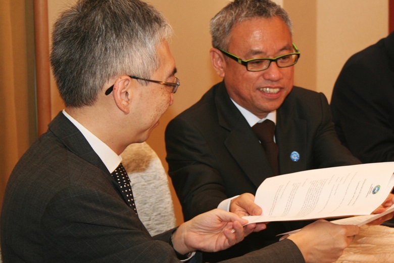 APEC Senior Official, Hong Kong, China exchanges MOU with APEC Secretariat Executive Director 