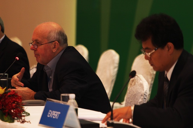 Expert panel, Prof. Robert Scollay (New Zealand) and Prof. Liu Chenyang (China) 