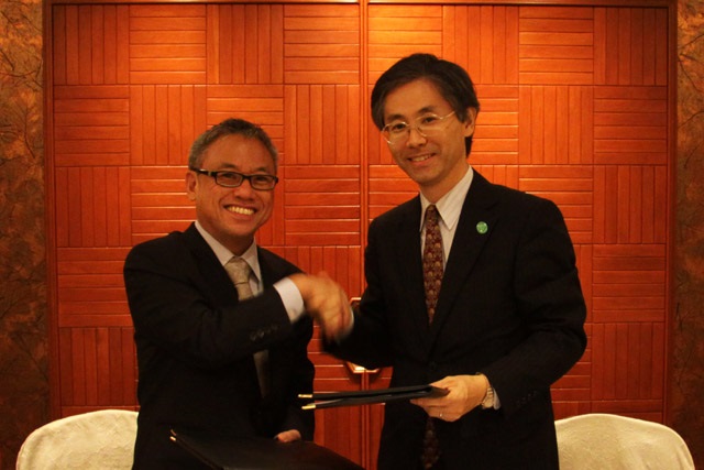 APEC Executive Director, Ambassador Michael Tay and Japanese Senior APEC Official, Mr. Makoto Shiota 