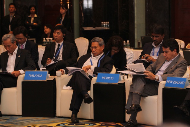 Malaysian Minister of International Trade and Industry, Mutapa Mohamed; Secretary of Economy, Mexico, Gerardo Ruiz Mateos 