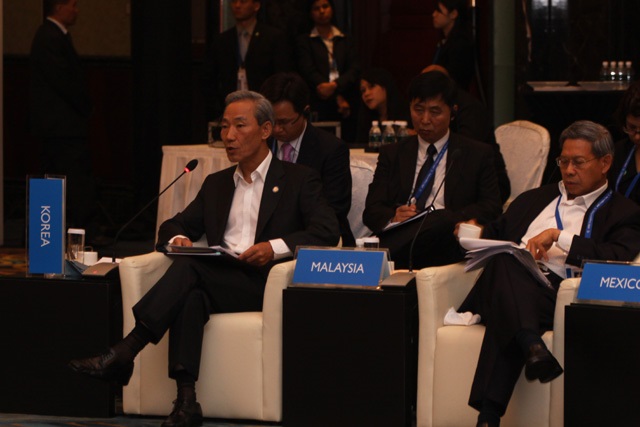 Korean Minister of Trade, Kim Jong Hoon; Malaysia, Minister of International Trade and Industry Datuk Mustapa Mohamed