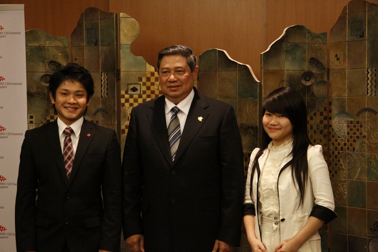Indra Surya Susantio, First Runner-Up; President Susilo Bambang Yudhoyono of Indonesia; Sunviana Sunaryo, Second Runner-Up