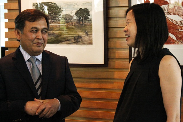 APEC Executive Director, Muhamad Noor and Deputy Secretary of Trade and Chair of APEC 2009 Singapore Organising Committee Koh Li-Net