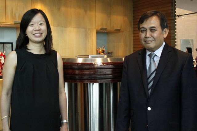 Deputy Secretary of Trade and Chair of APEC 2009 Singapore Organising Committee Koh Lin-Net and APEC Executive Director, Muhamad Noor