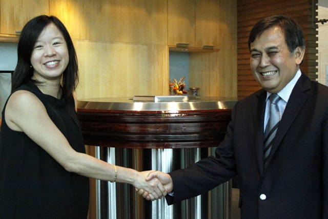 Deputy Secretary of Trade and Chair of APEC 2009 Singapore Organising Committee Koh Lin-Net and APEC Executive Director, Muhamad Noor