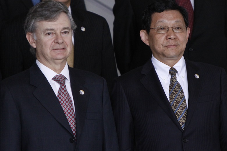 Chile Director-General of International Economic Relations, Jorge BUNSTER BETTELEY and Chinese Minister of Commerce, Deming CHEN 