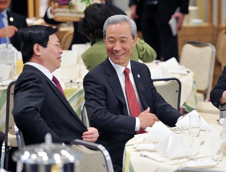 Viet Nam Minister of Industry and Trade, Vu Huy HOANG and Korea Minister for Trade, Jong-hoon KIM