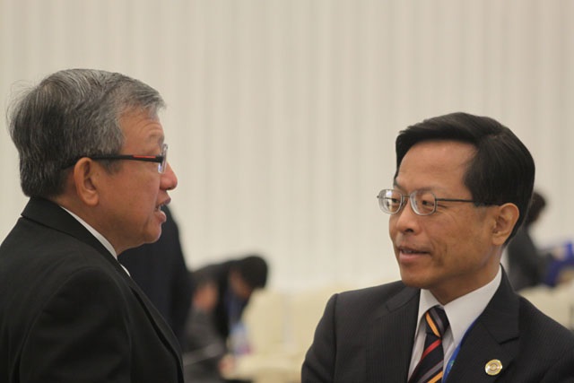 Singapore Senior Official Ho Meng Kit and SOM Chair Hidehiko Nishiyama